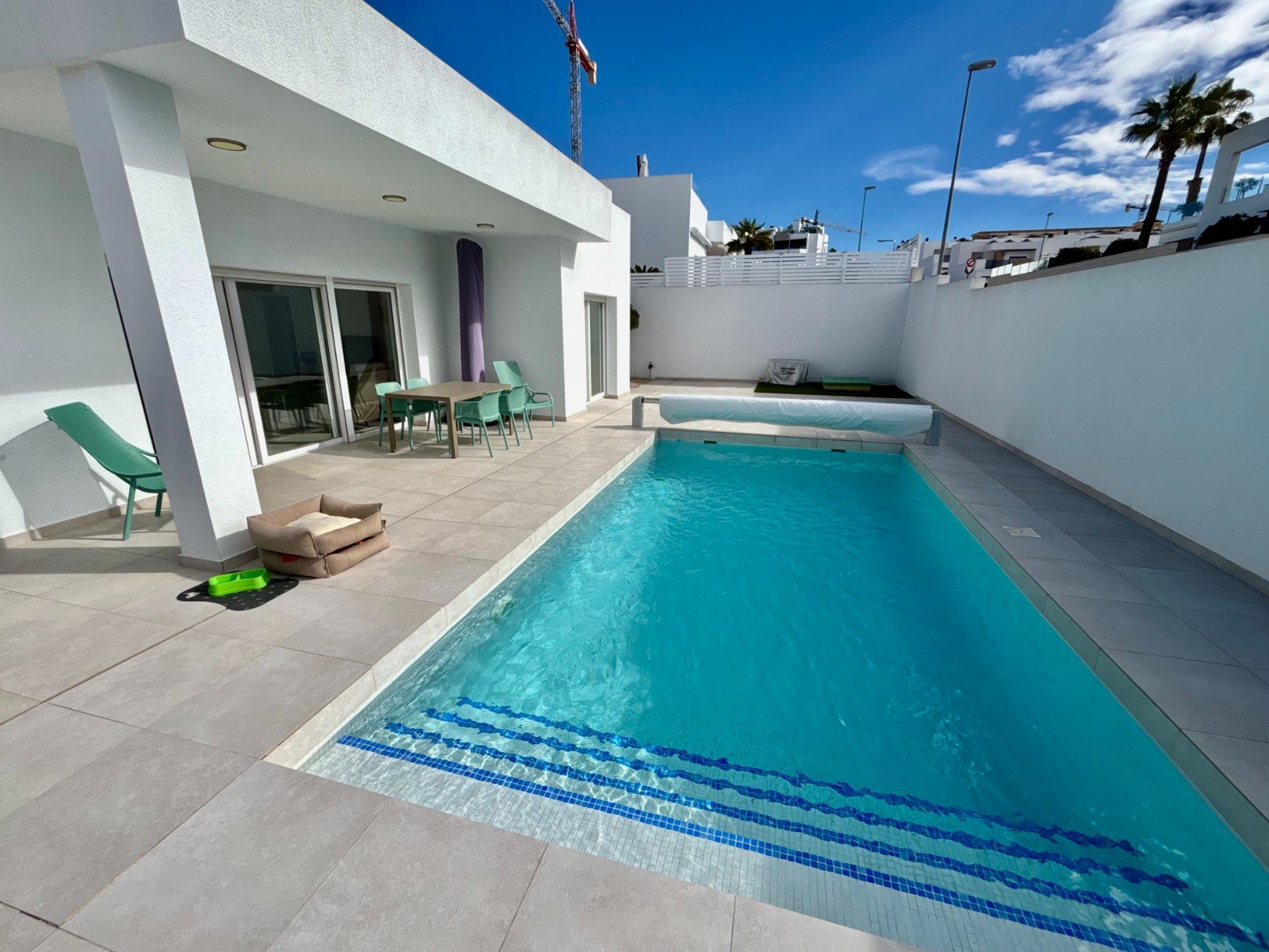 Moderne Villa mit 3 Schlafzimmern, 2 Bädern, Privatpool und Kfz-Stellplatz