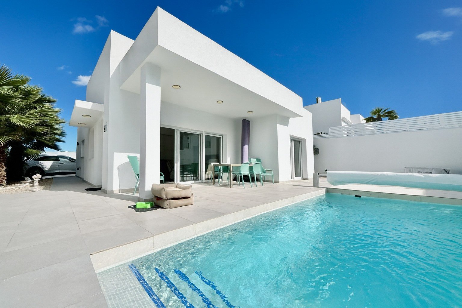 Moderne Villa mit 3 Schlafzimmern, 2 Bädern, Privatpool und Kfz-Stellplatz