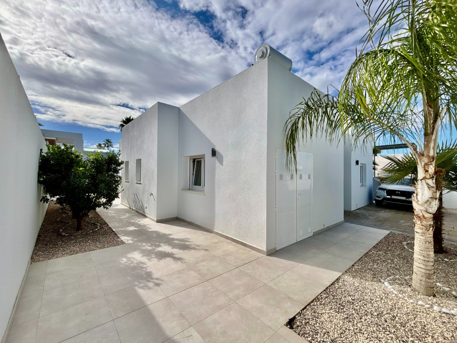 Moderne Villa mit 3 Schlafzimmern, 2 Bädern, Privatpool und Kfz-Stellplatz