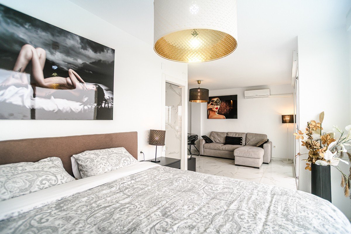 Wunderschön renoviertes Appartement mit 2 Schlafzimmern, 2 Bädern, Gemeinschaftspool und Meerblick nur 300 Meter vom Meer