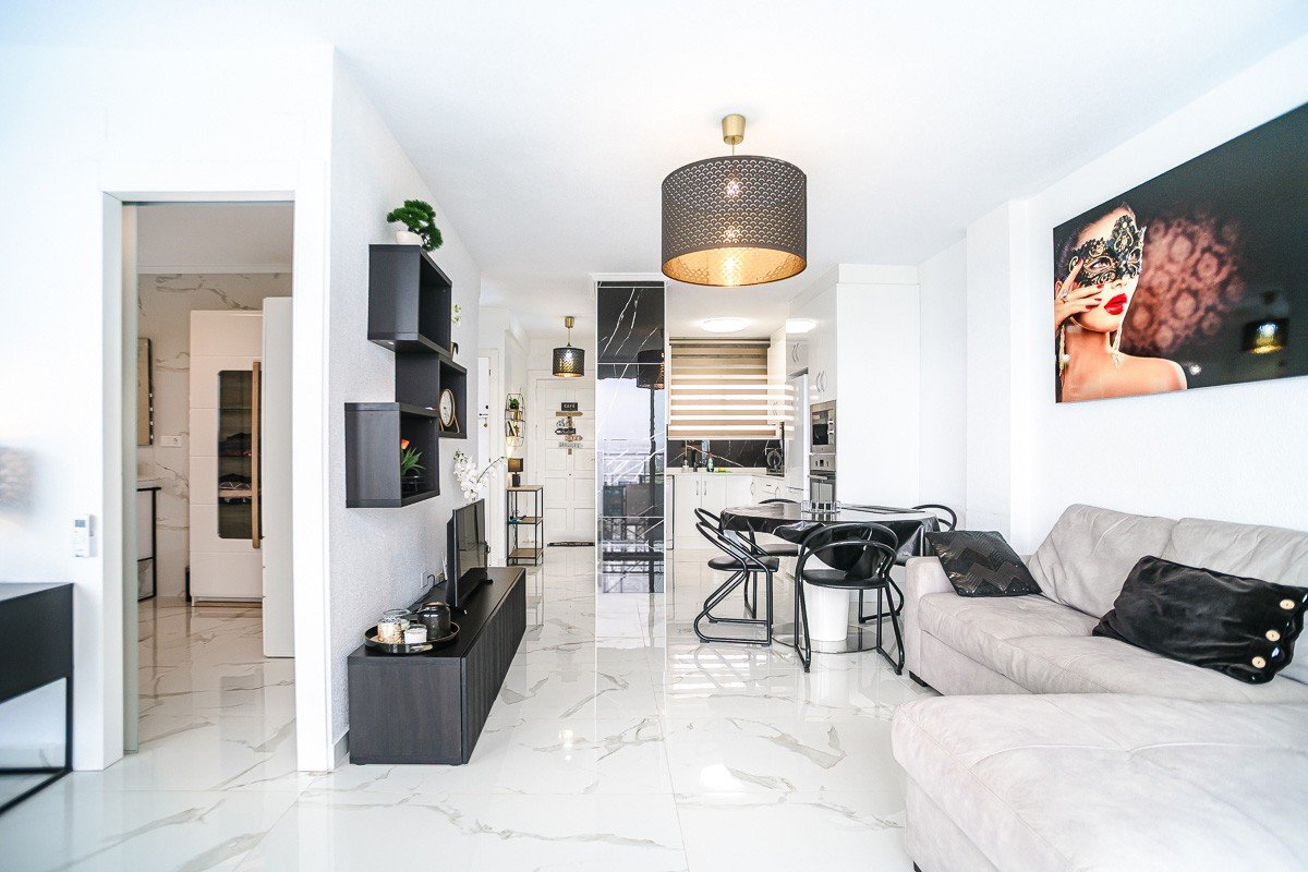 Wunderschön renoviertes Appartement mit 2 Schlafzimmern, 2 Bädern, Gemeinschaftspool und Meerblick nur 300 Meter vom Meer