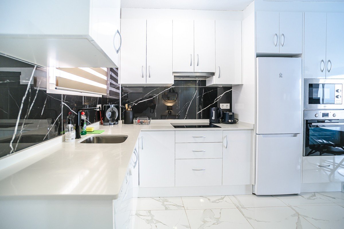 Wunderschön renoviertes Appartement mit 2 Schlafzimmern, 2 Bädern, Gemeinschaftspool und Meerblick nur 300 Meter vom Meer