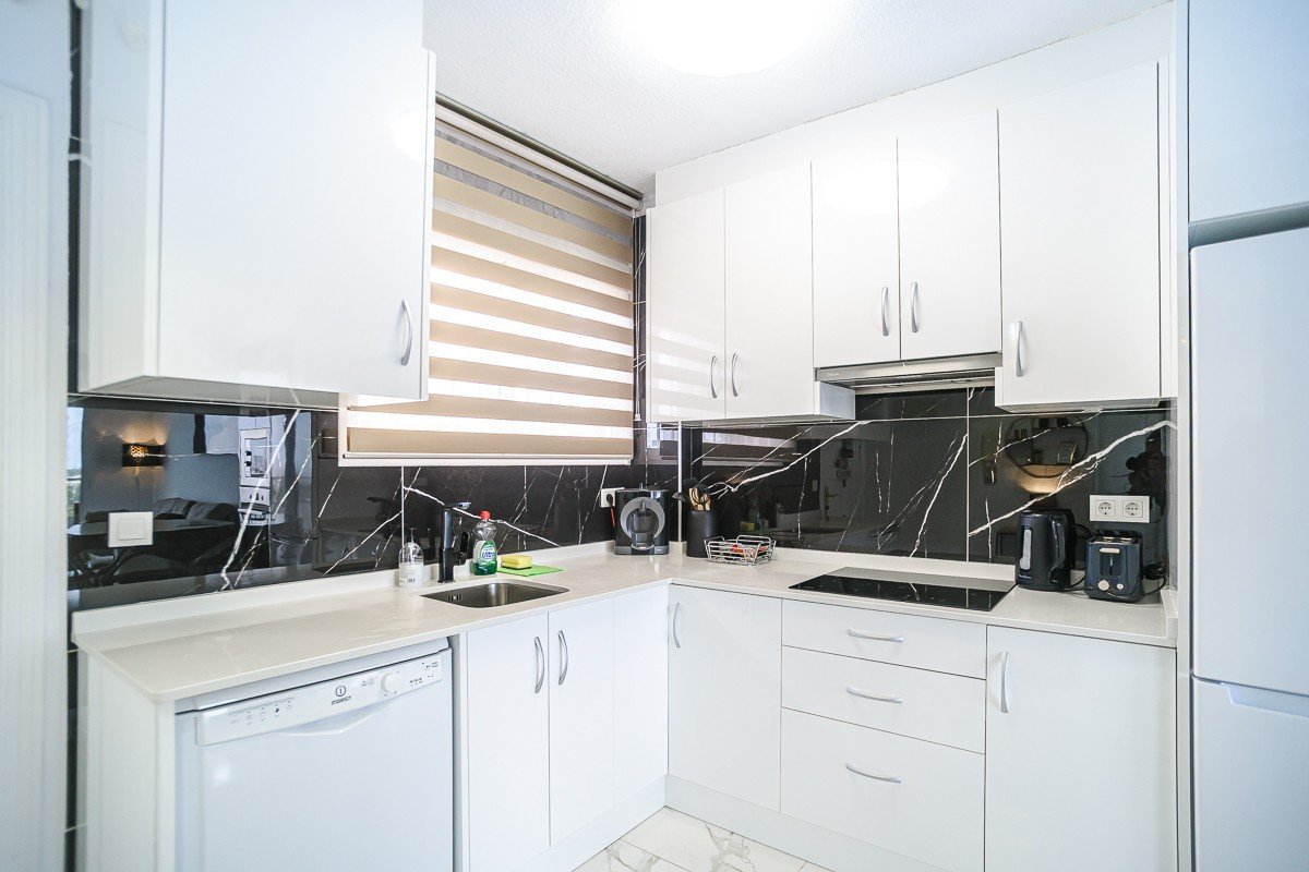 Wunderschön renoviertes Appartement mit 2 Schlafzimmern, 2 Bädern, Gemeinschaftspool und Meerblick nur 300 Meter vom Meer