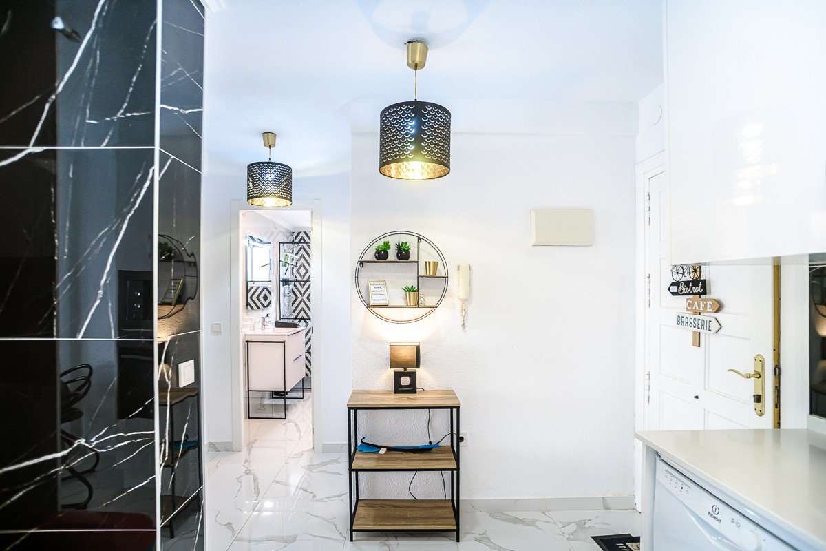 Wunderschön renoviertes Appartement mit 2 Schlafzimmern, 2 Bädern, Gemeinschaftspool und Meerblick nur 300 Meter vom Meer