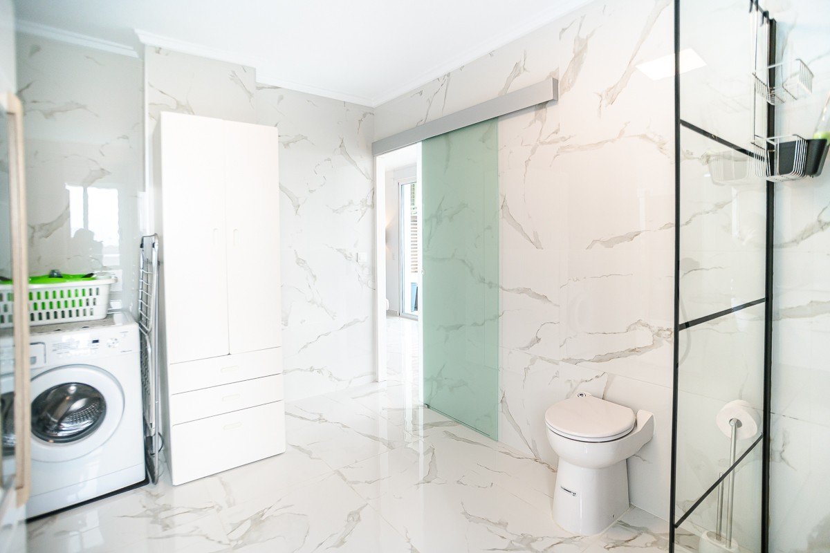 Wunderschön renoviertes Appartement mit 2 Schlafzimmern, 2 Bädern, Gemeinschaftspool und Meerblick nur 300 Meter vom Meer