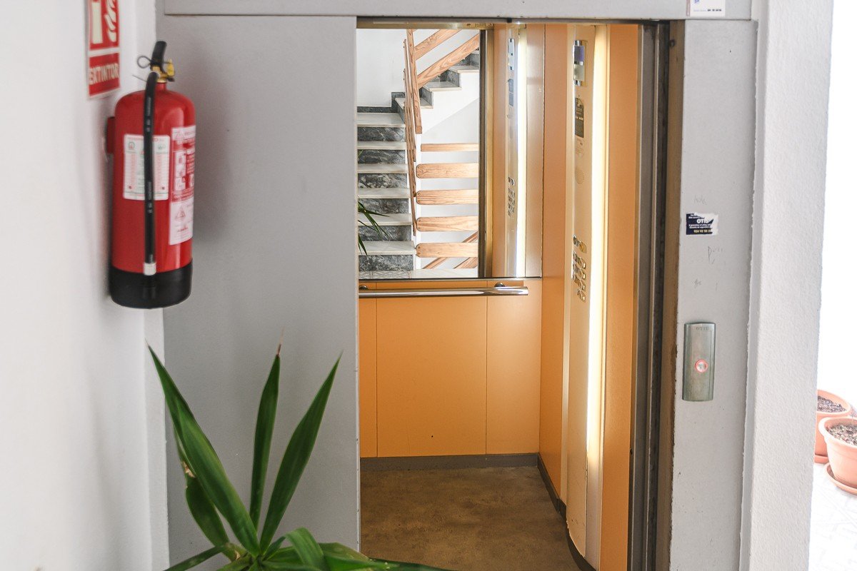 Wunderschön renoviertes Appartement mit 2 Schlafzimmern, 2 Bädern, Gemeinschaftspool und Meerblick nur 300 Meter vom Meer