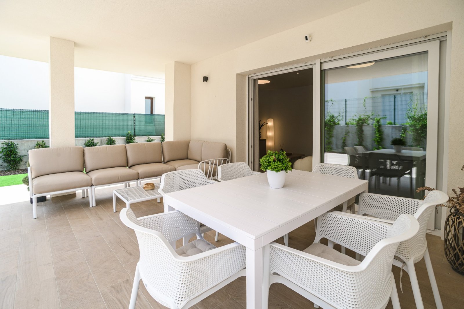 Luxus-Erdgeschosswohnung mit 3 Schlafzimmern, 2 Bädern, Tiefgaragenstellplatz und Gemeinschaftspool im La Finca Golf Resort