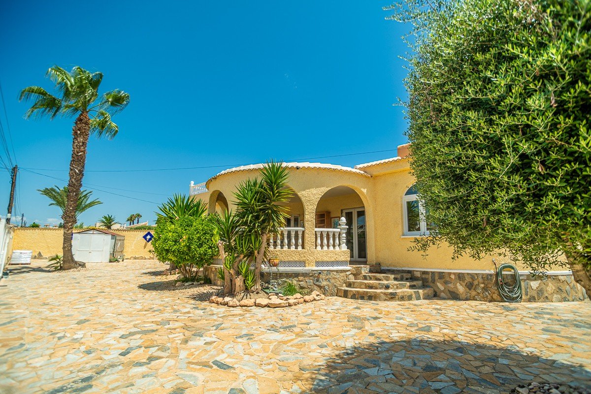 Atemberaubende Villa im mediterranen Stil mit 3 Schlafzimmern, 3 Bädern, Dachterrasse, Klimaanlage, Privatpool und Kfz-Stellplatz