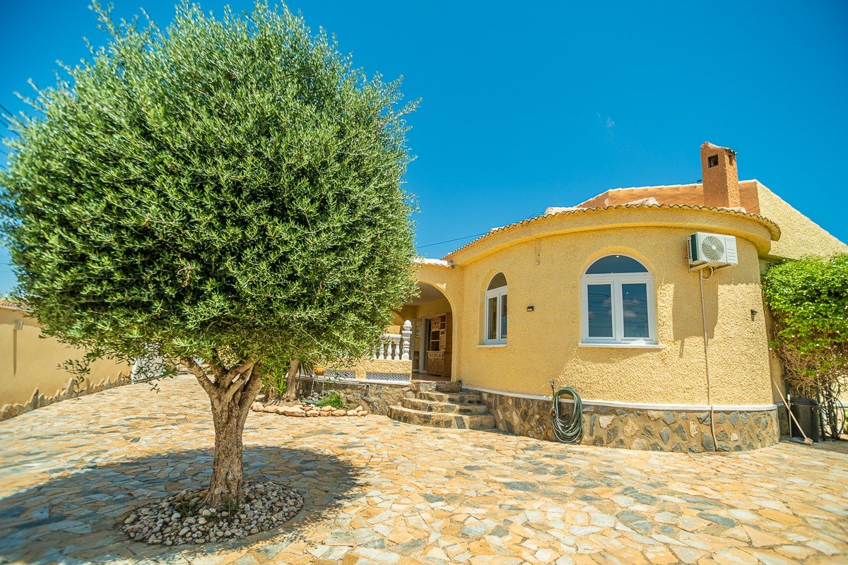 Atemberaubende Villa im mediterranen Stil mit 3 Schlafzimmern, 3 Bädern, Dachterrasse, Klimaanlage, Privatpool und Kfz-Stellplatz