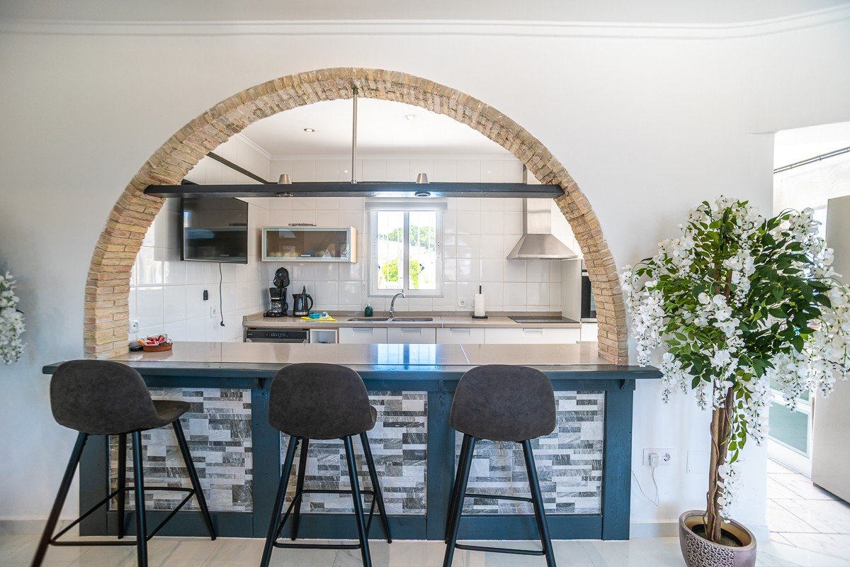 Atemberaubende Villa im mediterranen Stil mit 3 Schlafzimmern, 3 Bädern, Dachterrasse, Klimaanlage, Privatpool und Kfz-Stellplatz