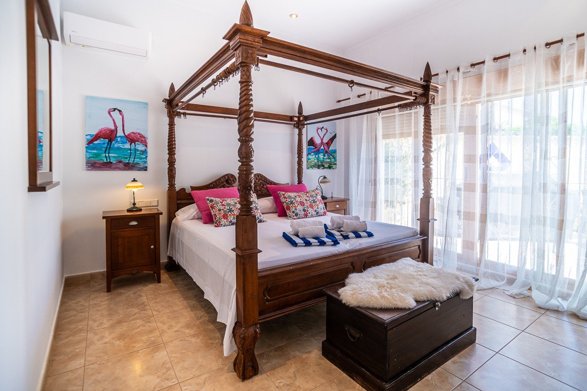 Atemberaubende Villa im mediterranen Stil mit 3 Schlafzimmern, 3 Bädern, Dachterrasse, Klimaanlage, Privatpool und Kfz-Stellplatz