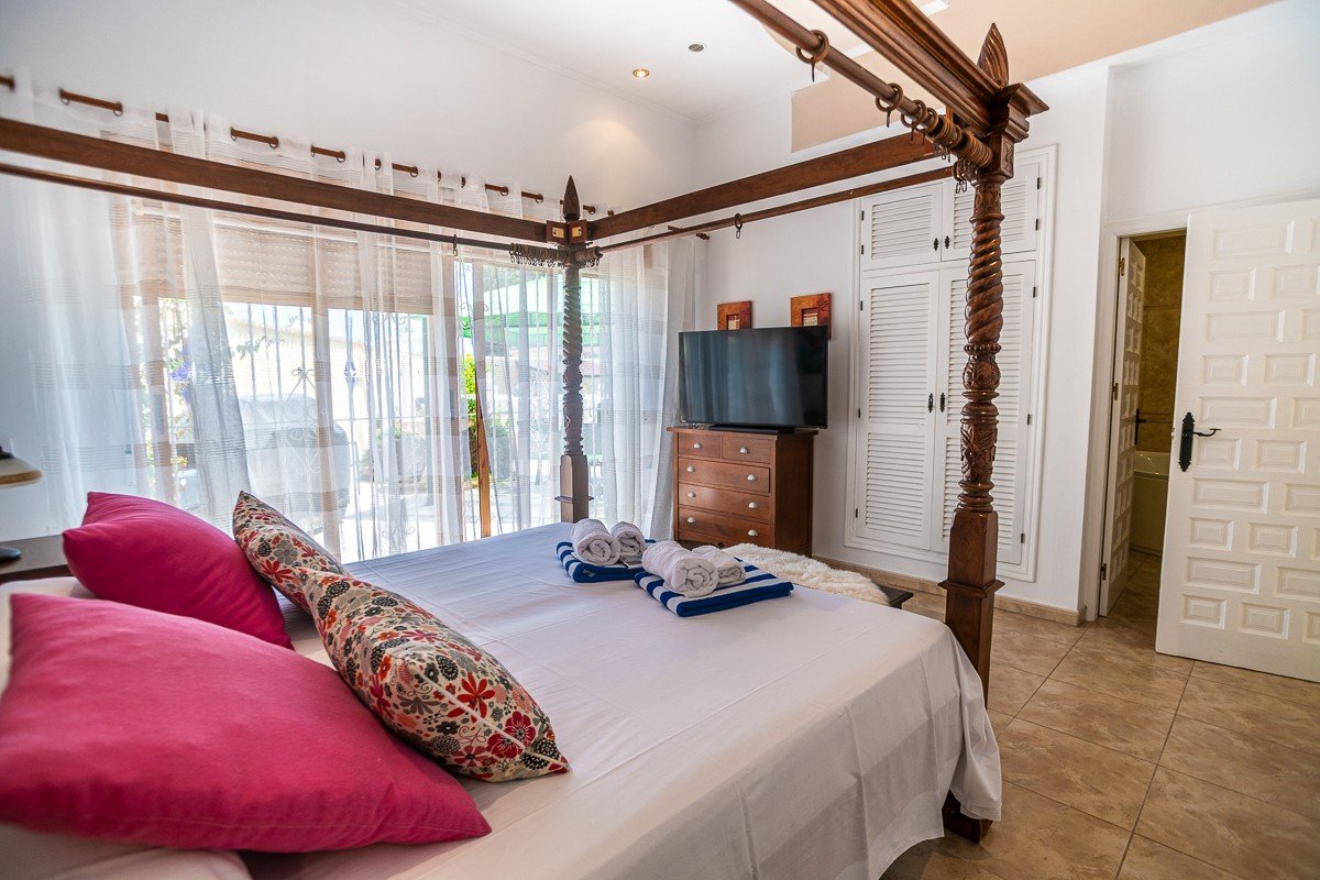 Atemberaubende Villa im mediterranen Stil mit 3 Schlafzimmern, 3 Bädern, Dachterrasse, Klimaanlage, Privatpool und Kfz-Stellplatz