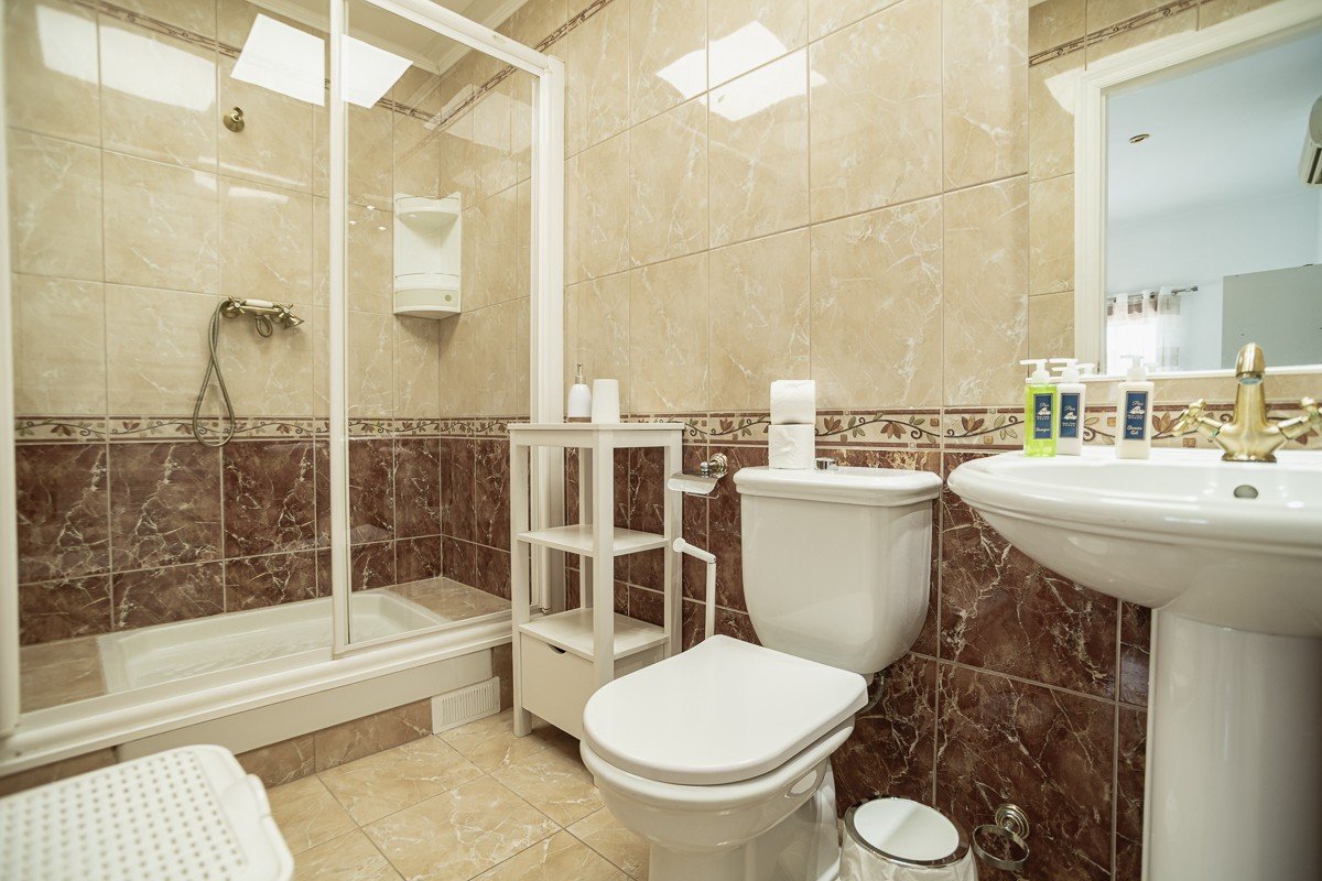 Atemberaubende Villa im mediterranen Stil mit 3 Schlafzimmern, 3 Bädern, Dachterrasse, Klimaanlage, Privatpool und Kfz-Stellplatz