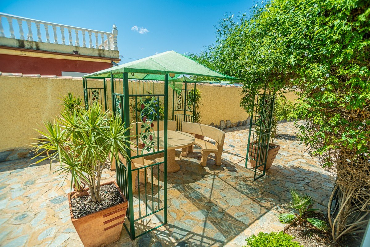 Atemberaubende Villa im mediterranen Stil mit 3 Schlafzimmern, 3 Bädern, Dachterrasse, Klimaanlage, Privatpool und Kfz-Stellplatz