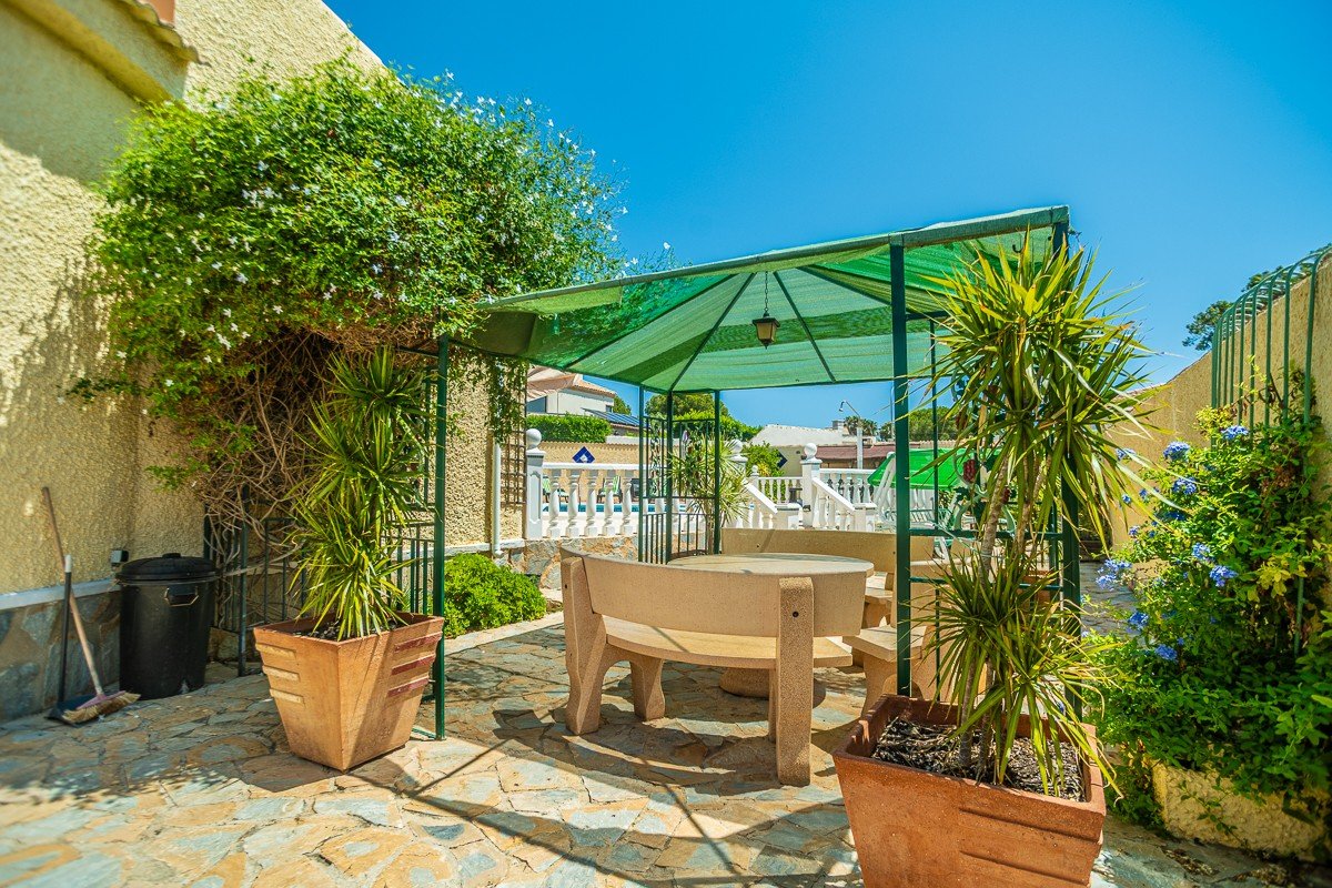 Atemberaubende Villa im mediterranen Stil mit 3 Schlafzimmern, 3 Bädern, Dachterrasse, Klimaanlage, Privatpool und Kfz-Stellplatz