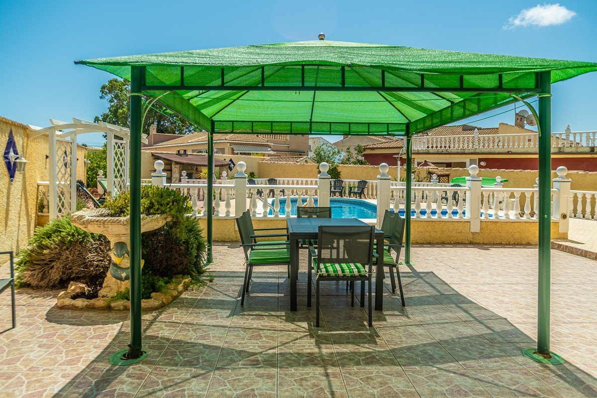 Atemberaubende Villa im mediterranen Stil mit 3 Schlafzimmern, 3 Bädern, Dachterrasse, Klimaanlage, Privatpool und Kfz-Stellplatz