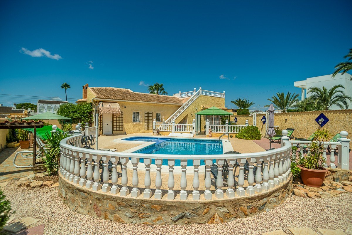 Atemberaubende Villa im mediterranen Stil mit 3 Schlafzimmern, 3 Bädern, Dachterrasse, Klimaanlage, Privatpool und Kfz-Stellplatz