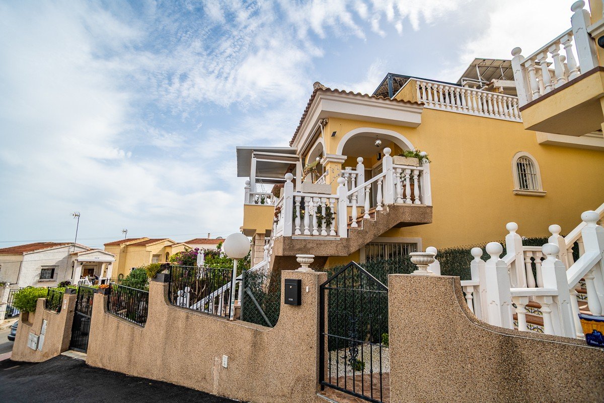 03177Wunderschöne freistehende Villa mit Gästeappartement und Meerblick