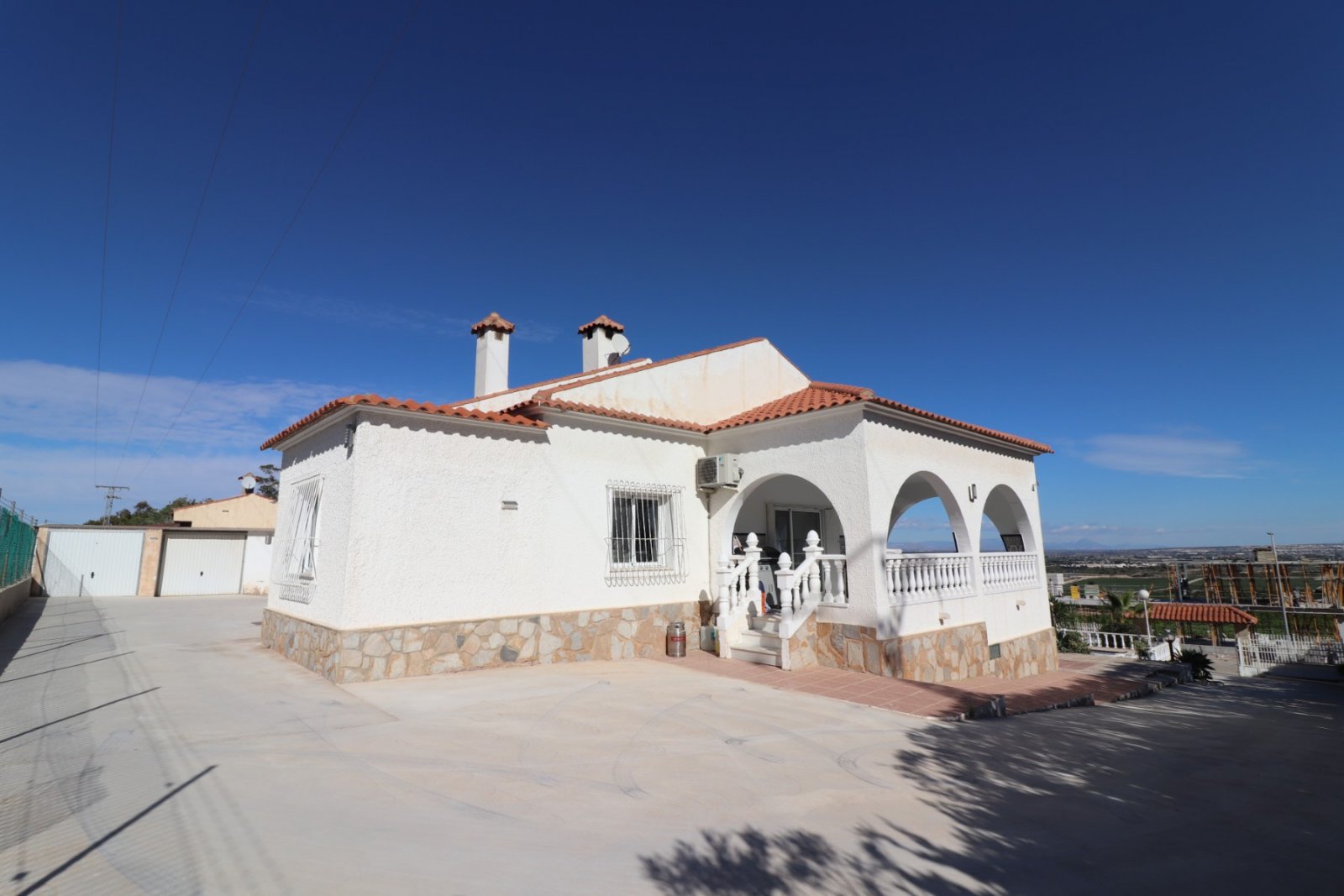 Villa mit 4 Schlafzimmern, 2 Badezimmern, Privatpool und Garage