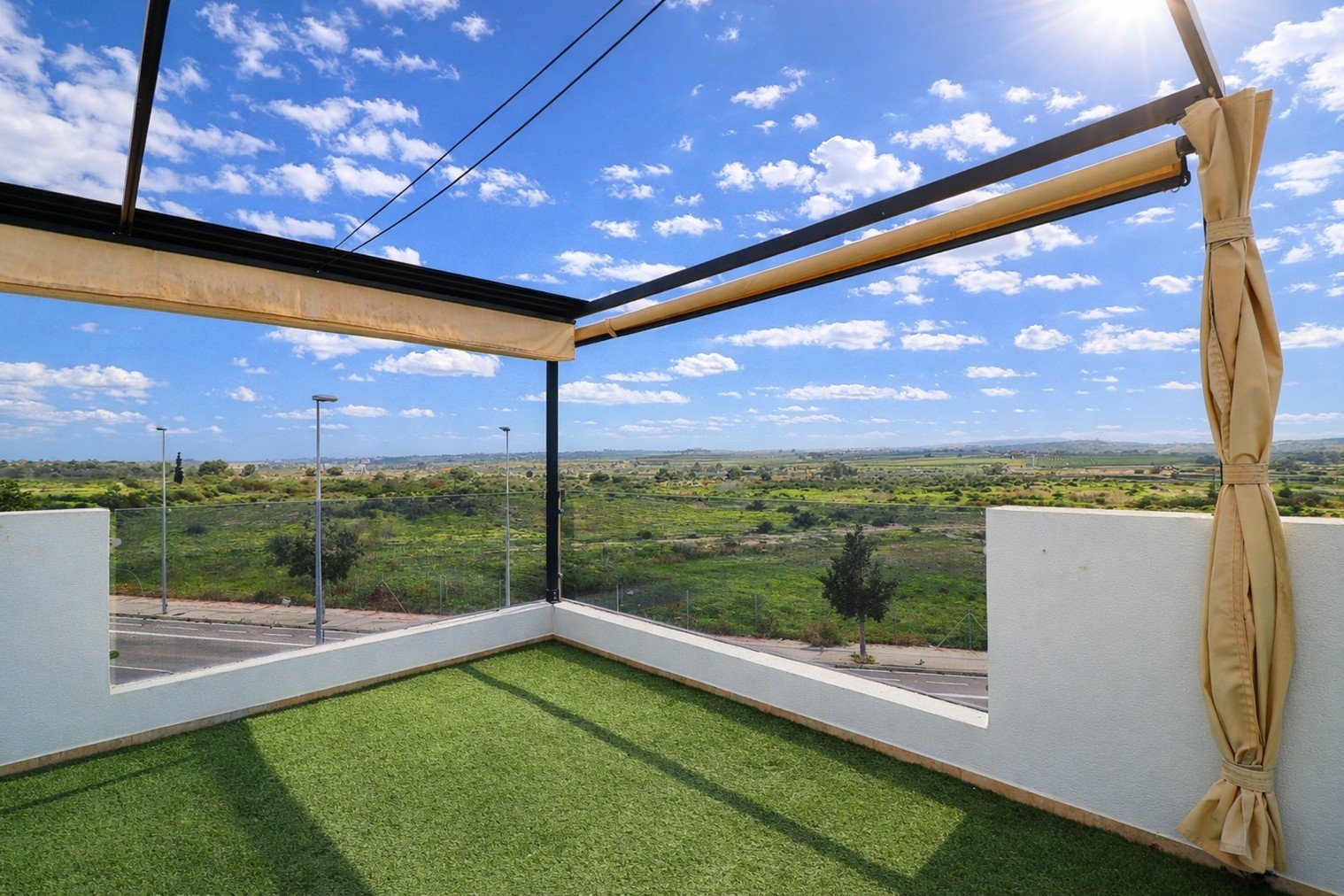 Moderne Villa mit 3 Schlafzimmern, 2 Bädern, Dachterrasse, Kfz-Stellplatz und Privatpool