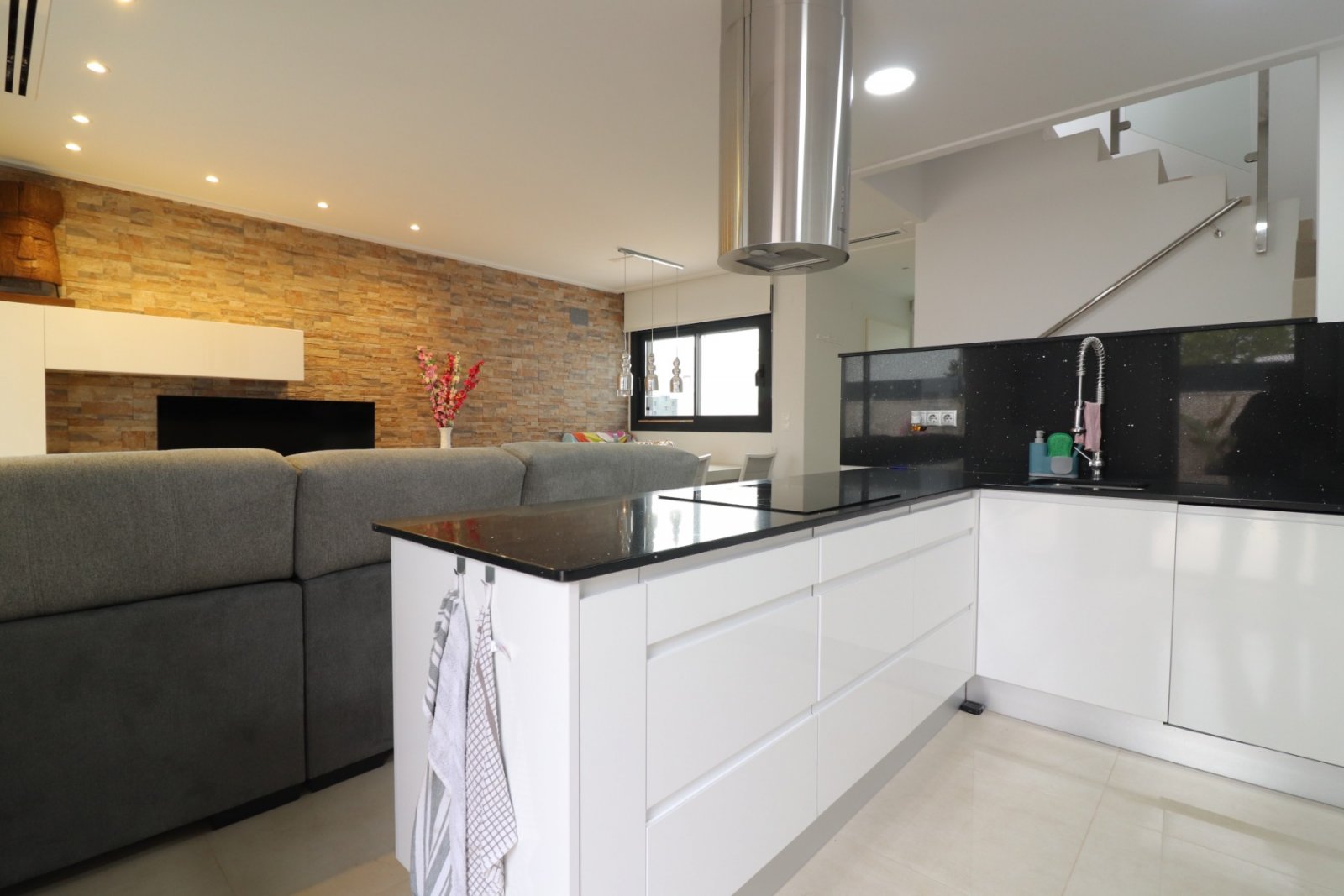 Moderne Villa mit 3 Schlafzimmern, 2 Bädern, Dachterrasse, Kfz-Stellplatz und Privatpool