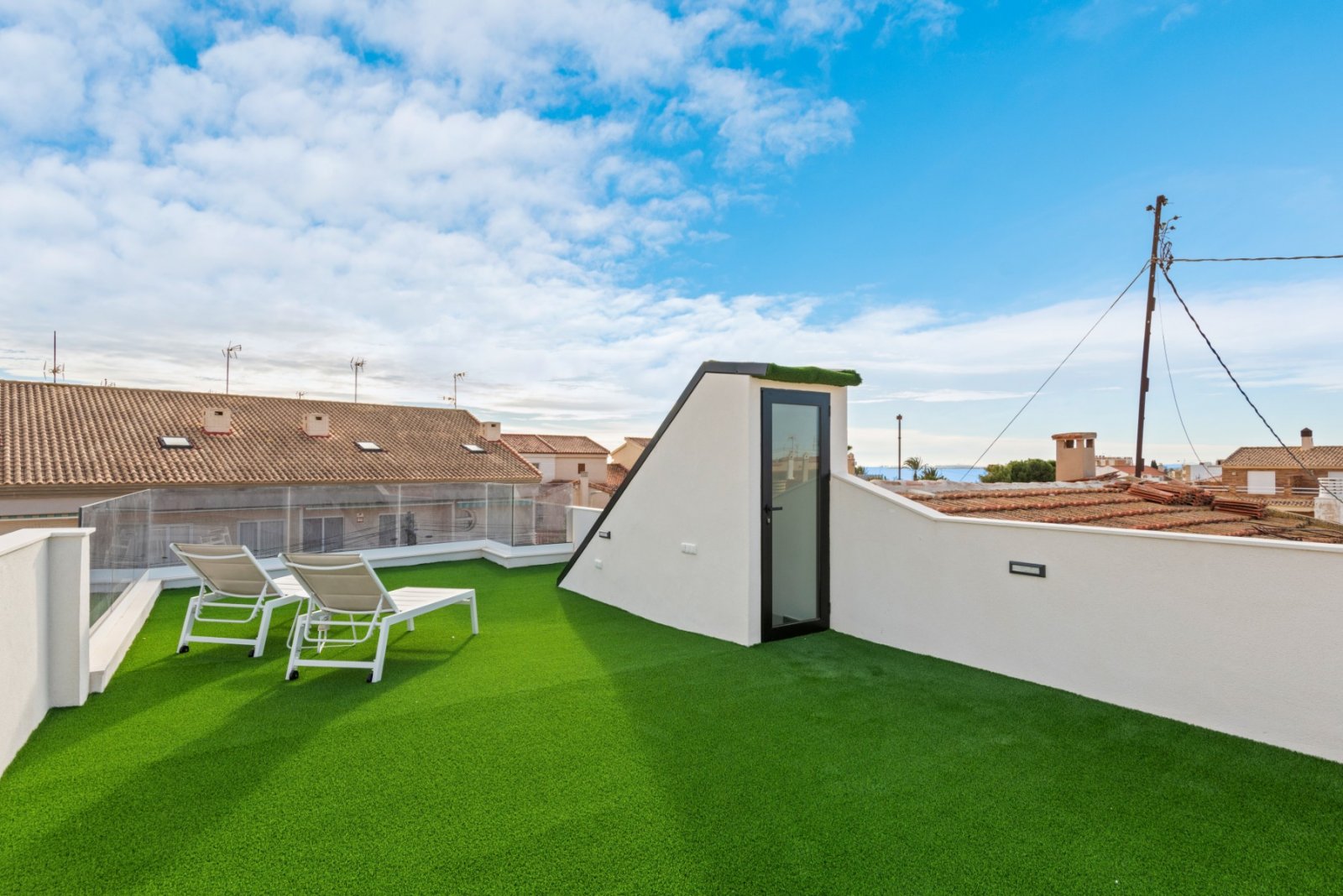Renovierte Doppelhaushälfte mit 4 Schlafzimmern, 3 Bädern, Dachterrasse, Privatpool und Meerblick