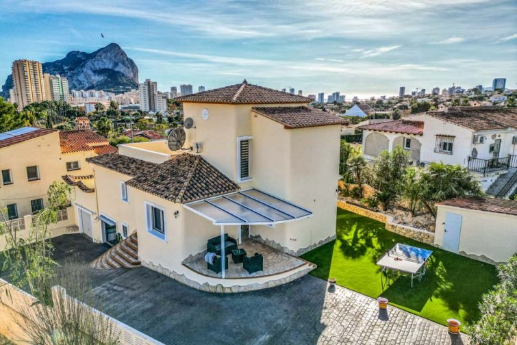 Ansprechende Villa mit 3 Schlafzimmern, 2 Bädern, Garage, Privatpool, Meerblick und Blick auf den Peñon de Ifach
