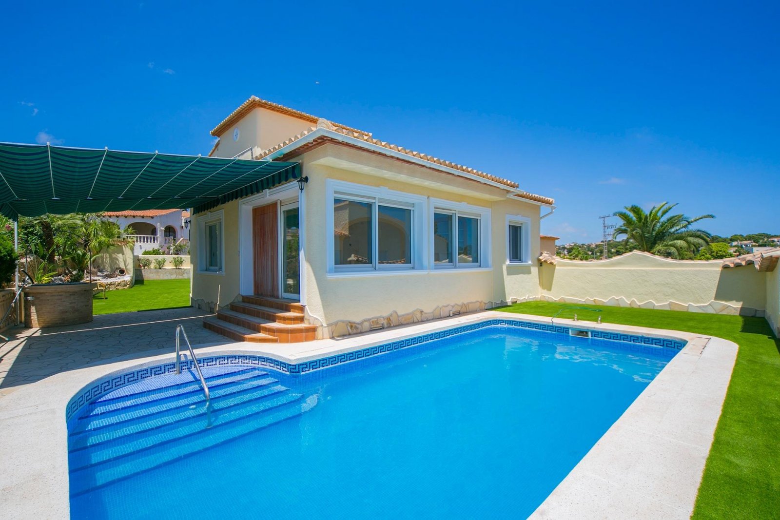 Ansprechende Villa mit 3 Schlafzimmern, 2 Bädern, Garage, Privatpool, Meerblick und Blick auf den Peñon de Ifach