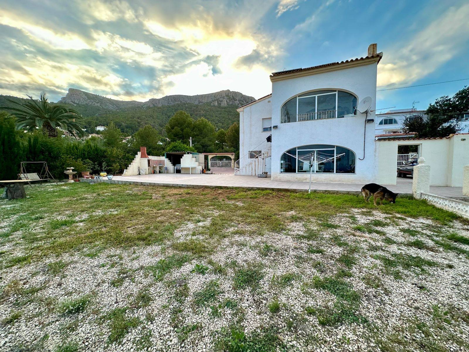 Villa mit 2 separaten Wohnungen, Pool und Meerblick