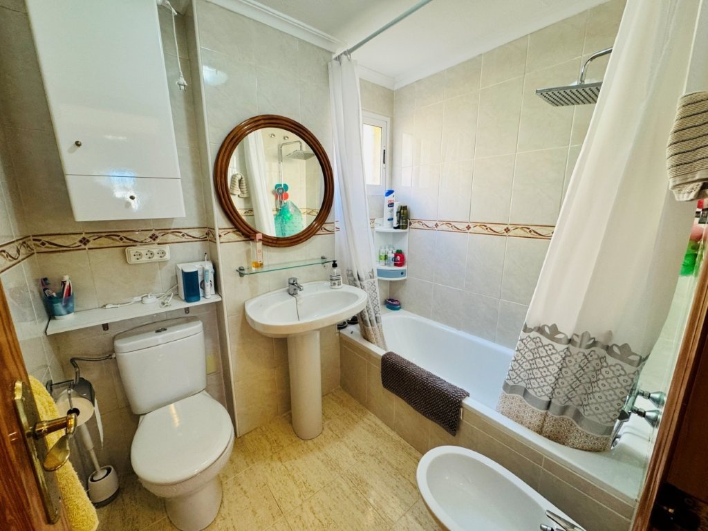 Erdgeschoss-Wohnung mit 2 Schlafzimmern, 1 Bad, Privatpool und großer Terrasse nur 600 m vom Strand