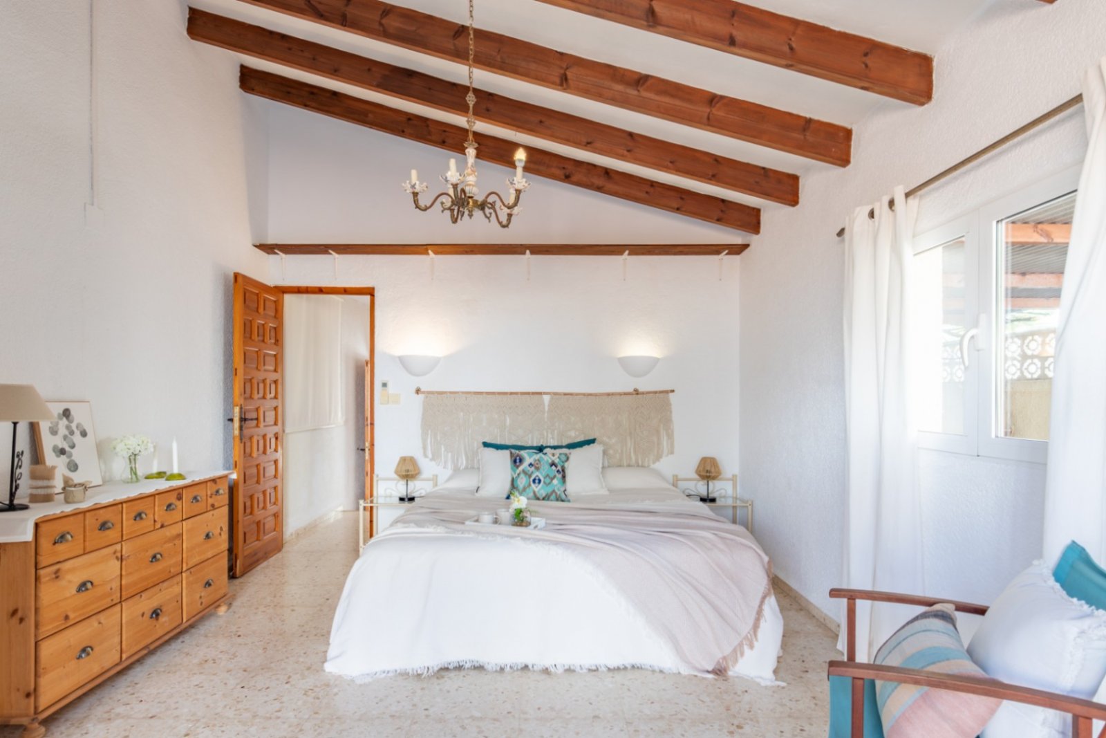 Villa mit 4 Schlafzimmern, separatem Gästeappartement und großem Privatpool