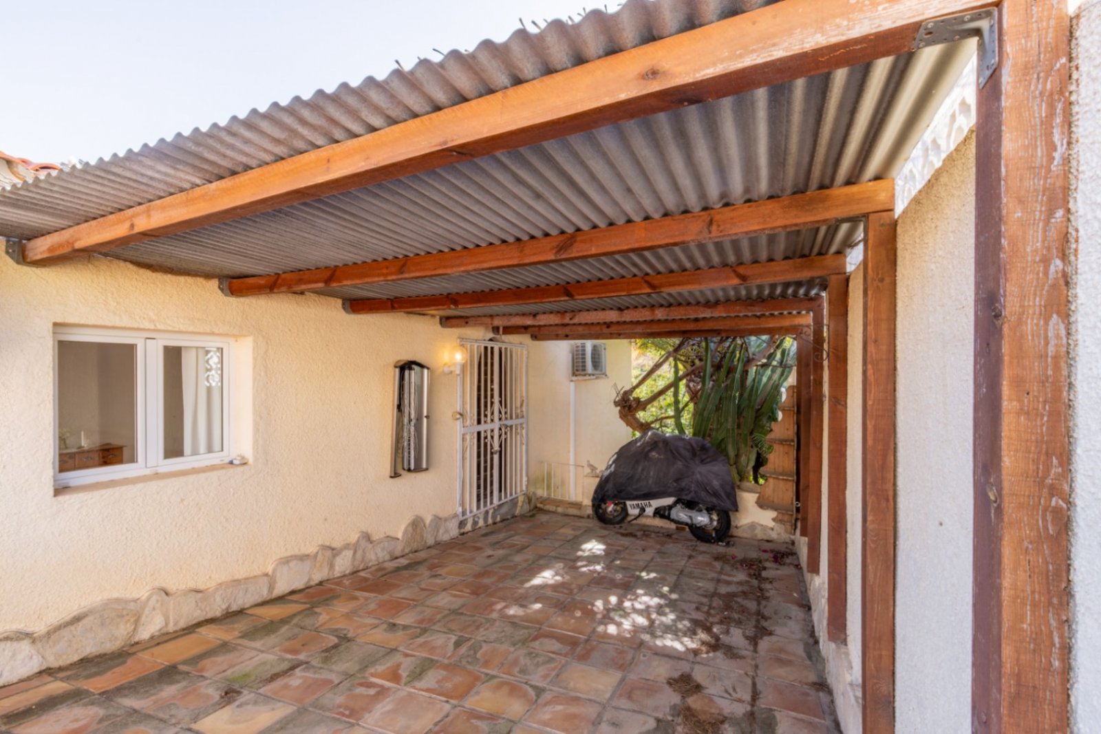 Villa mit 4 Schlafzimmern, separatem Gästeappartement und großem Privatpool
