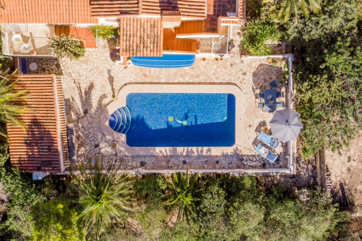 Villa mit 4 Schlafzimmern, separatem Gästeappartement und großem Privatpool