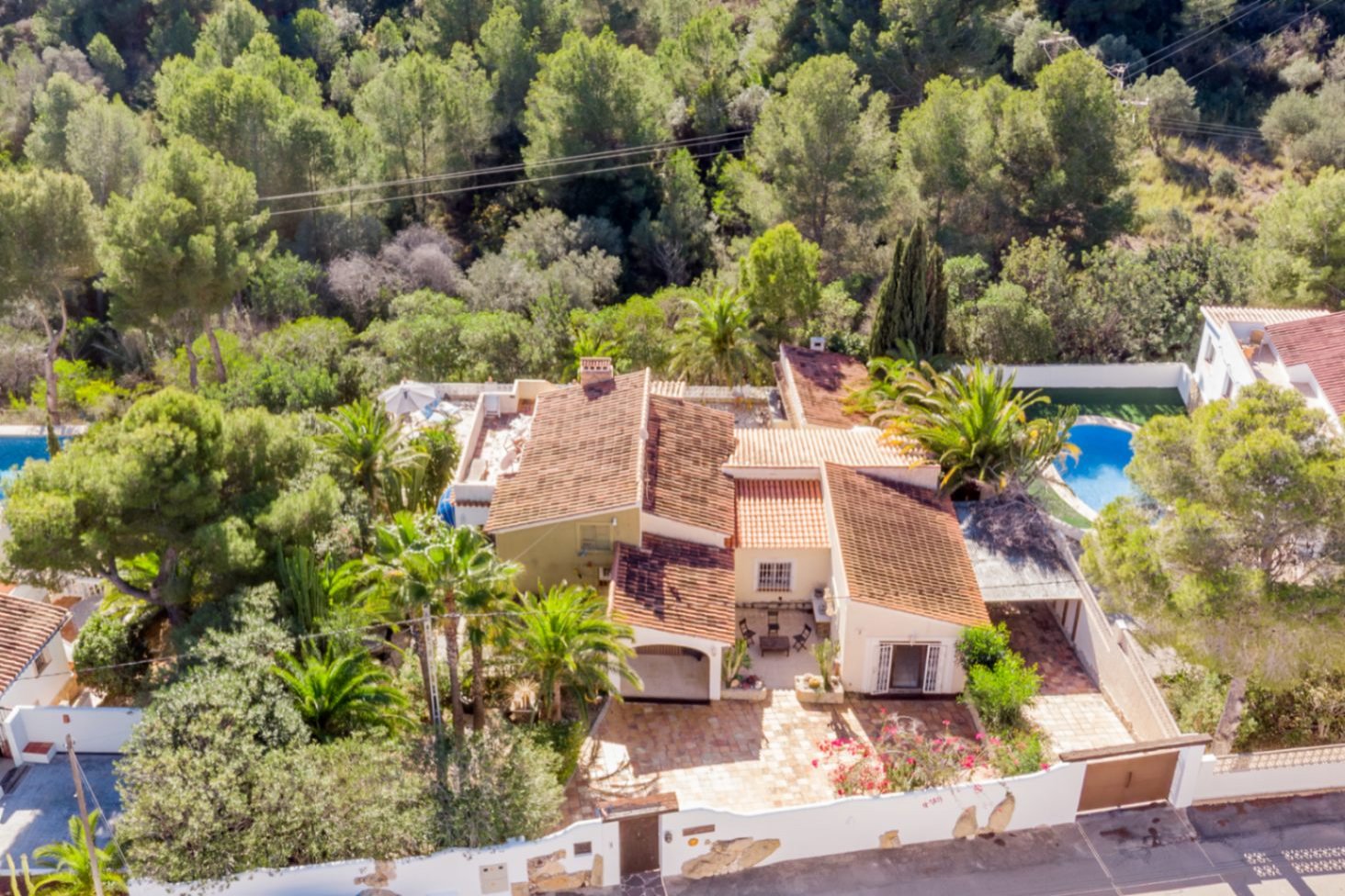 Villa mit 4 Schlafzimmern, separatem Gästeappartement und großem Privatpool