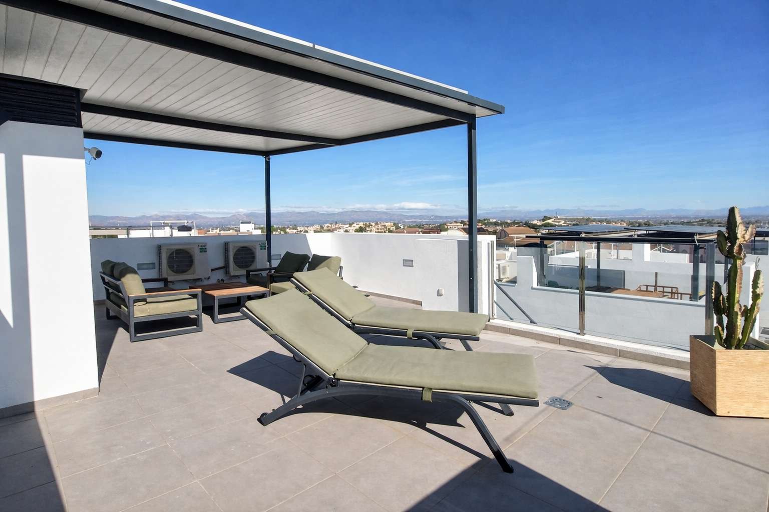 Beeindruckende Villa mit 3 Schlafzimmern, 3 Bädern, Dachterrasse, Privatpool und fantastischem Ausblick im La Finca Golf and Spa Resort