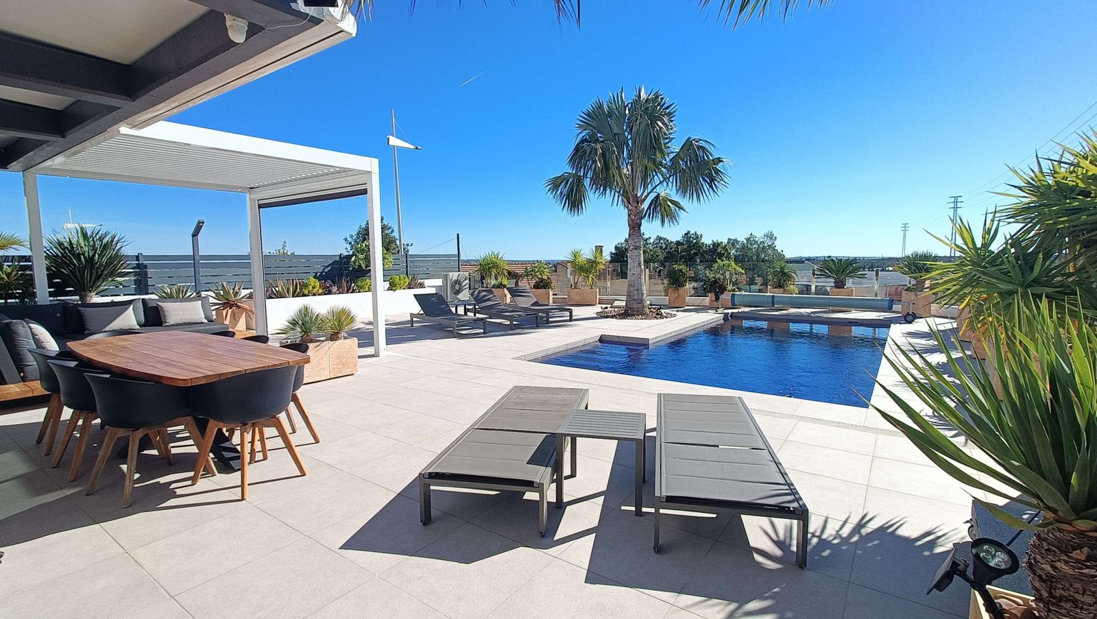 Beeindruckende Villa mit 3 Schlafzimmern, 3 Bädern, Dachterrasse, Privatpool und fantastischem Ausblick im La Finca Golf and Spa Resort