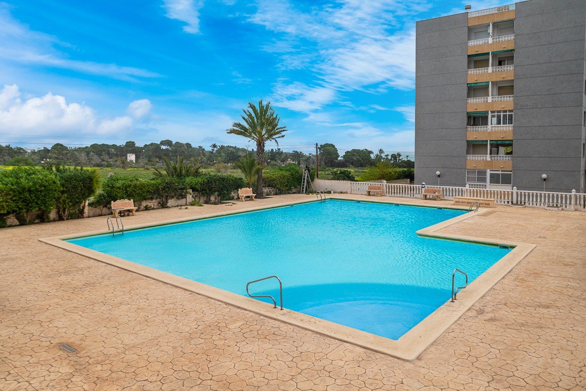 Wunderschön renoviertes Appartement mit 2 Schlafzimmern, 2 Bädern, Gemeinschaftspool und Meerblick nur 300 Meter vom Meer