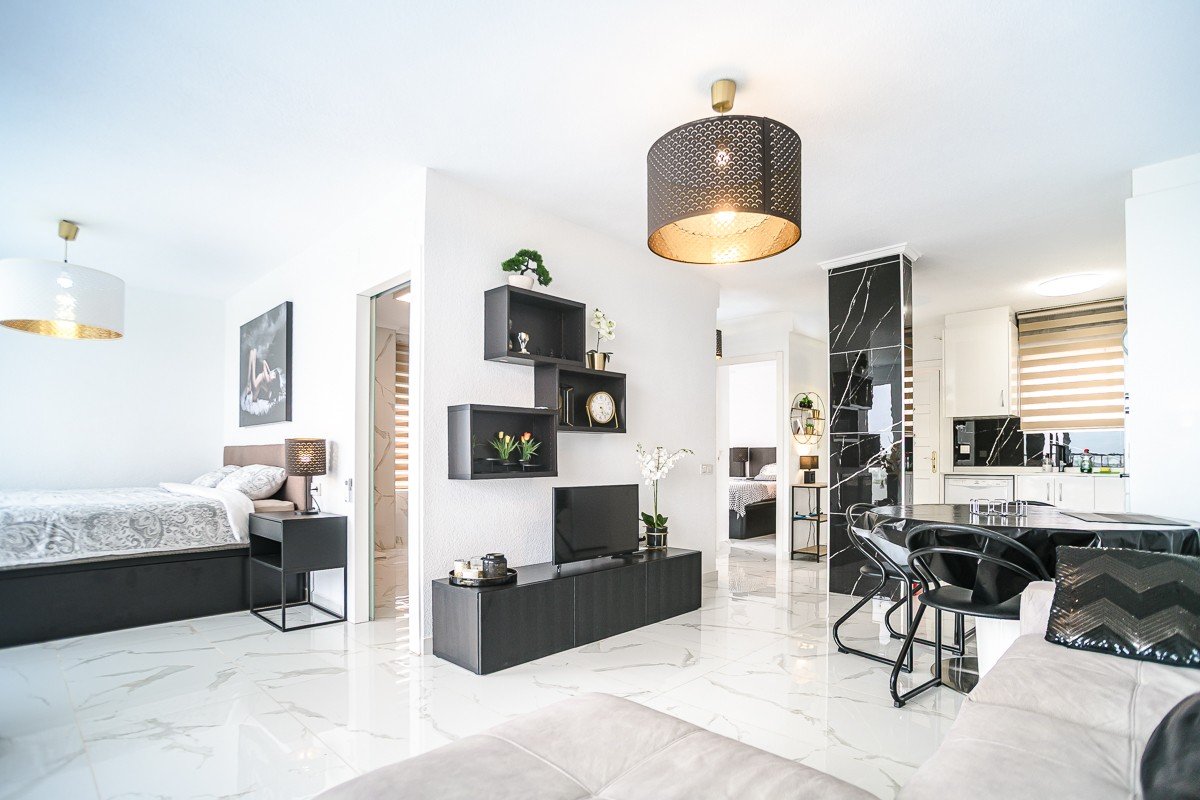 Wunderschön renoviertes Appartement mit 2 Schlafzimmern, 2 Bädern, Gemeinschaftspool und Meerblick nur 300 Meter vom Meer