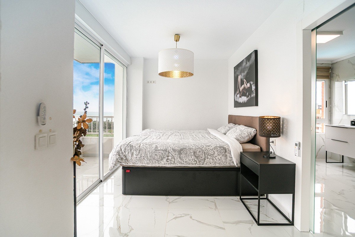 Wunderschön renoviertes Appartement mit 2 Schlafzimmern, 2 Bädern, Gemeinschaftspool und Meerblick nur 300 Meter vom Meer