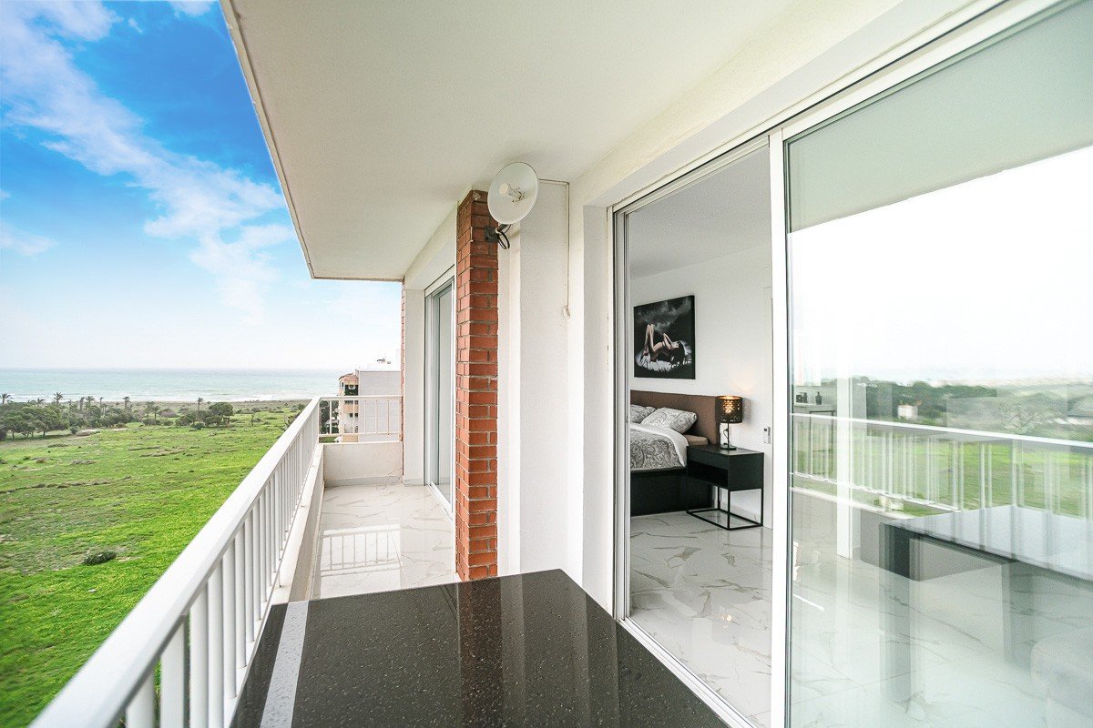 Wunderschön renoviertes Appartement mit 2 Schlafzimmern, 2 Bädern, Gemeinschaftspool und Meerblick nur 300 Meter vom Meer