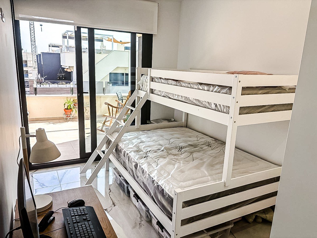 Neuwertige Penthouse-Wohnung mit 2 Schlafzimmern, 2 Bädern, Dachterrasse, Gemeinschaftspool und Tiefgaragenstellplatz