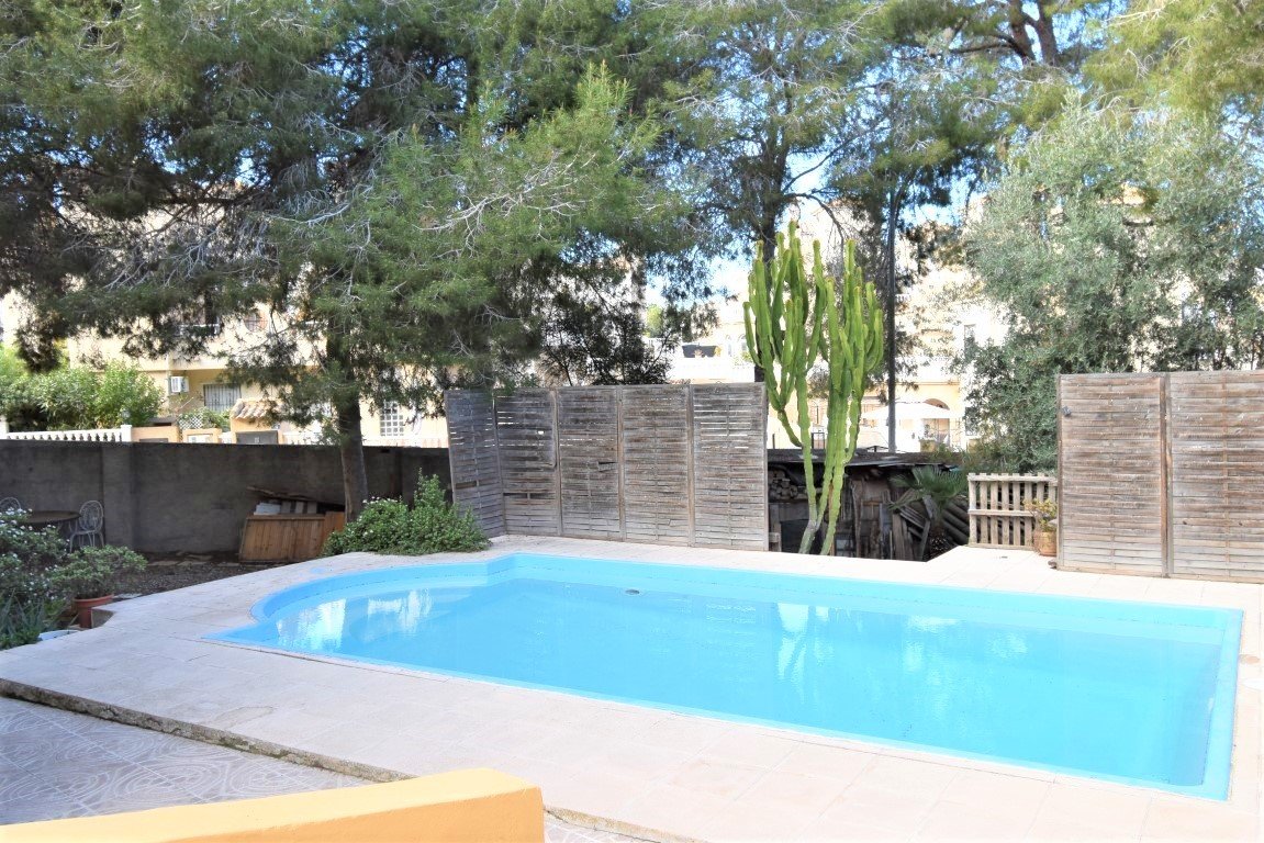 Beeindruckendes Villenobjekt mit 6 Schlafzimmern und Privatpool