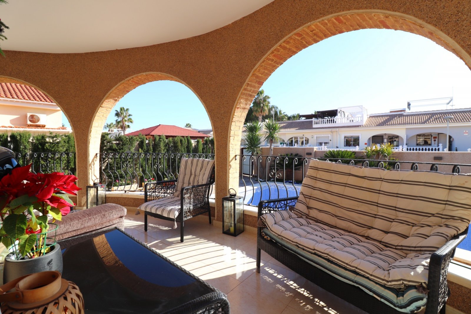 Villa mit 3 Schlafzimmern, 3 Bädern und Privatpool in Monte Azul