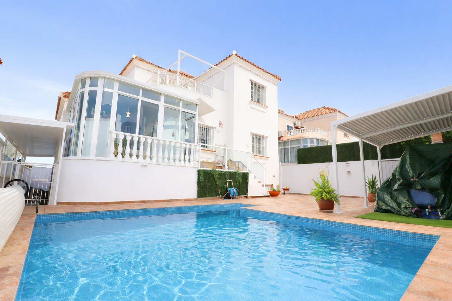 Villa mit 4 Schlafzimmern, 3 Bädern, Gästeappartement und Privatpool in Las Filipinas