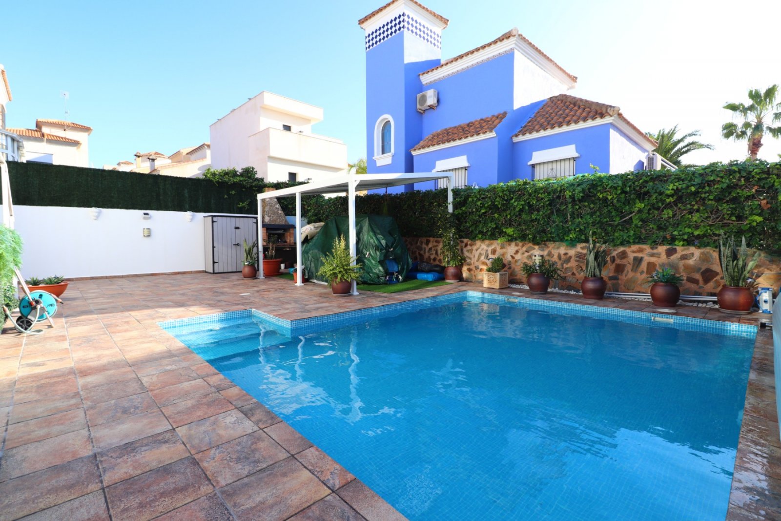 Villa mit 4 Schlafzimmern, 3 Bädern, Gästeappartement und Privatpool in Las Filipinas