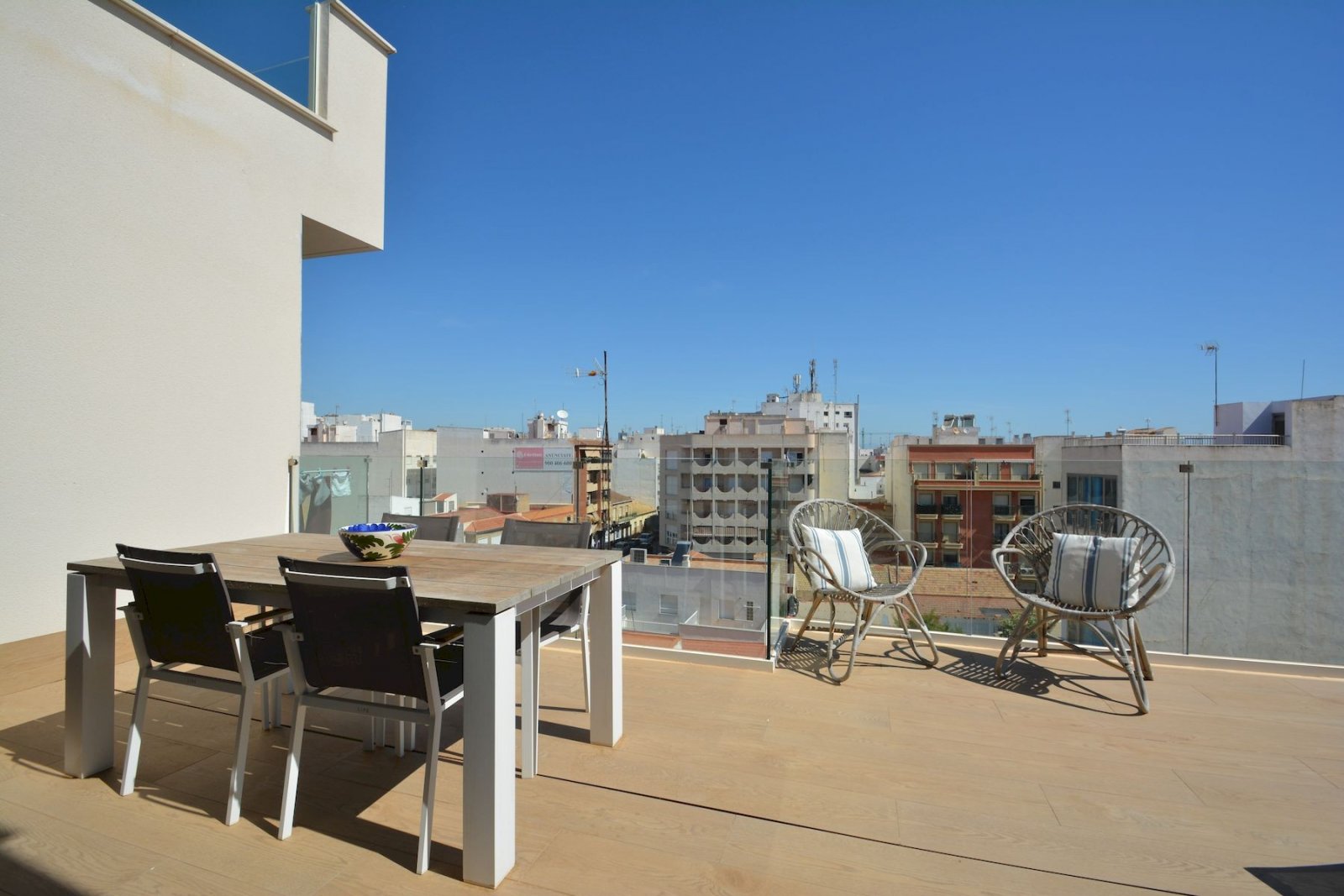 Neuwertige Penthouse-Wohnung mit 2 Schlafzimmern, 2 Bädern, Dachterrasse und Tiefgaragenstellplatz nur 700 m vom Strand