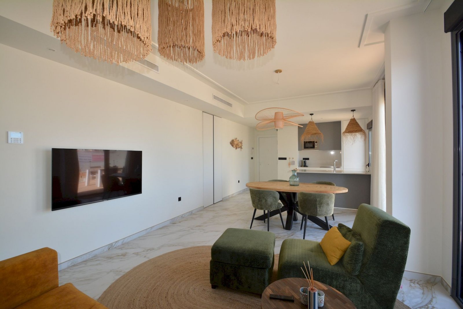 Neuwertige Penthouse-Wohnung mit 2 Schlafzimmern, 2 Bädern, Dachterrasse und Tiefgaragenstellplatz nur 700 m vom Strand