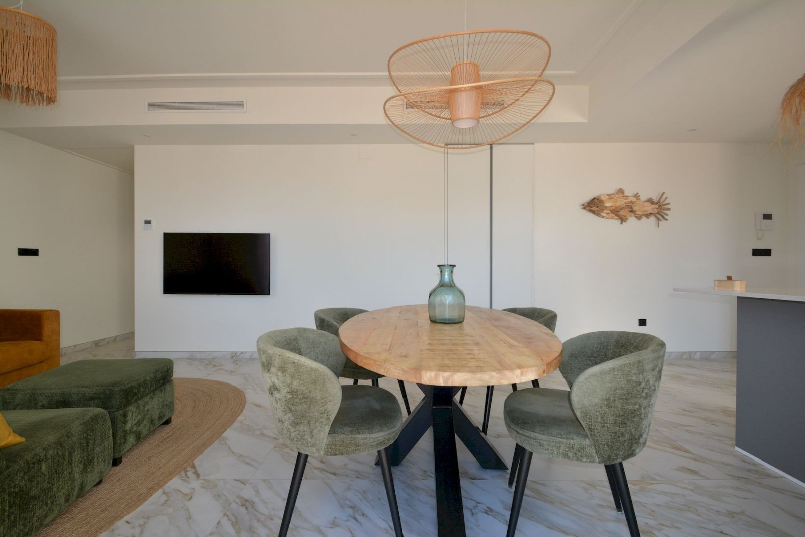 Neuwertige Penthouse-Wohnung mit 2 Schlafzimmern, 2 Bädern, Dachterrasse und Tiefgaragenstellplatz nur 700 m vom Strand