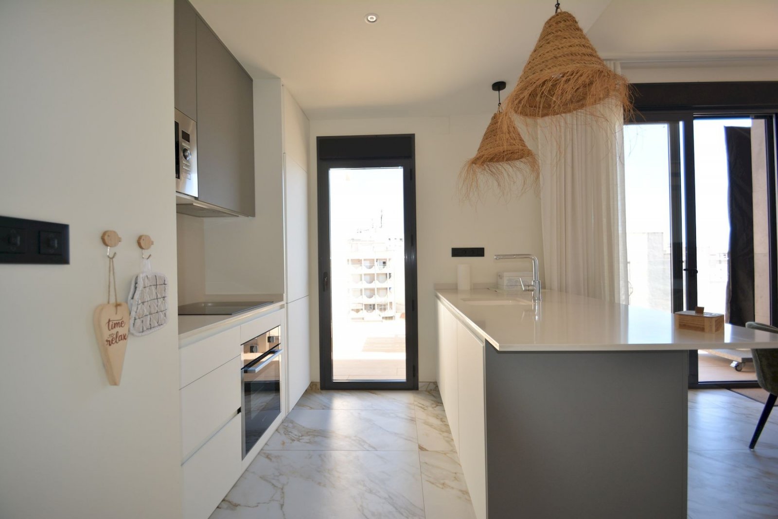 Neuwertige Penthouse-Wohnung mit 2 Schlafzimmern, 2 Bädern, Dachterrasse und Tiefgaragenstellplatz nur 700 m vom Strand
