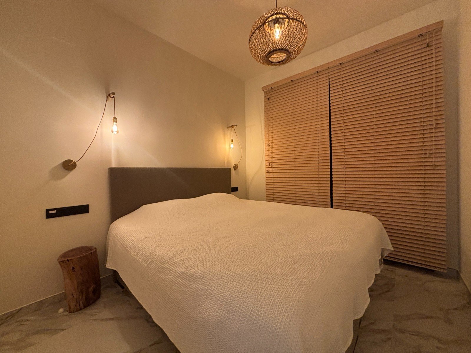 Neuwertige Penthouse-Wohnung mit 2 Schlafzimmern, 2 Bädern, Dachterrasse und Tiefgaragenstellplatz nur 700 m vom Strand